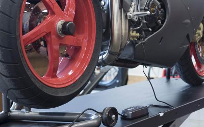 ¿Cómo usar un cargador de baterías de moto?